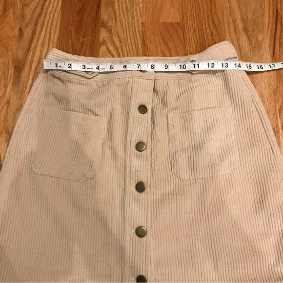 Loveriche Corduroy button down mini Skirt with front pockets size small - Picture 4 of 6
